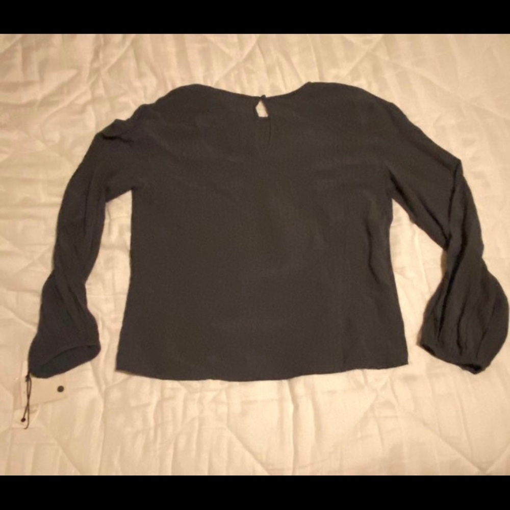 NWT Treasure Bond Long Sleeve Blouse Blue Slate Key Hole Button Back Neutral - Picture 8 of 8